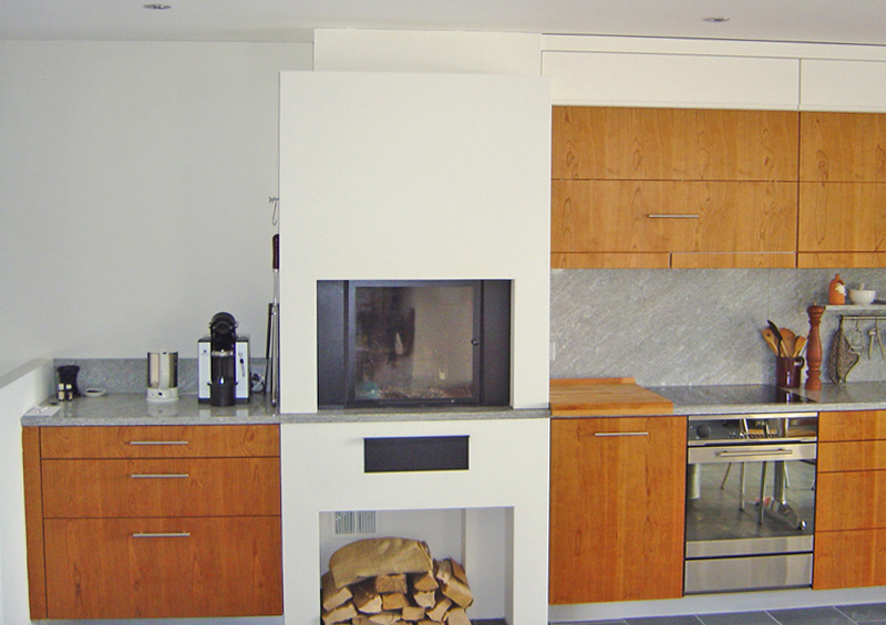 Heimelig – Wohnküche mit Kaminfeuer: Schreinerei Tödi AG